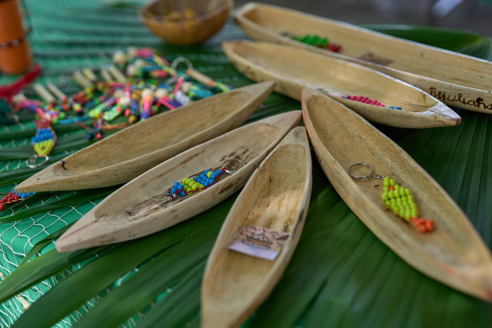 Artesanías locales elaboradas con totumo e hilo de atarraya en La Playa, Región Topocoro